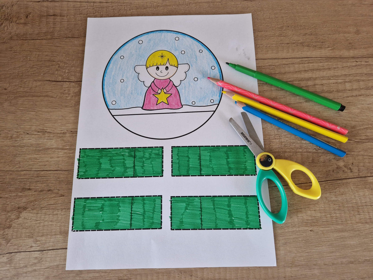 Free paper snow globes with a snowman and Christmas tree – finished Christmas paper craft